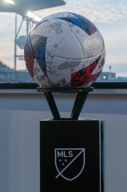 Toronto, ON, Kanada - Toronto, Kanada 'daki BMO Field' da Toronto FC (Kanada) ve Atlanta United (ABD) arasında oynanan 2023 MLS Normal Sezonu maçı sırasında MLS logosuyla birlikte 15 Nisan 'da maç topunda görüntülendi (Skor 2: 2)