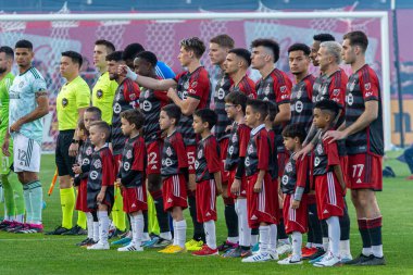 Toronto, ON, Kanada - 15 Nisan: Toronto FC oyuncuları Toronto, Kanada 'daki BMO Field' da Toronto FC (Kanada) ve Atlanta United (ABD) arasında oynanan 2023 MLS Düzenli Sezonu karşılaşmasından önce sahaya çıktılar (Score 2: 2)