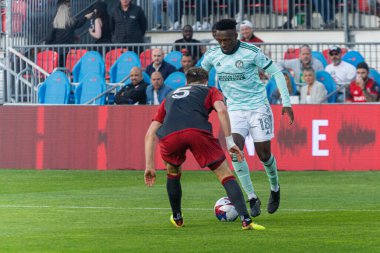 Toronto, ON, Kanada - 15 Nisan 2023: Derrick Etienne Jr. # 18 orta saha oyuncusu Toronto FC (Kanada) ile Atlanta United (ABD) arasında oynanan 2023 MLS Normal Sezonu maçında Atlanta United 'a koşuyor. 