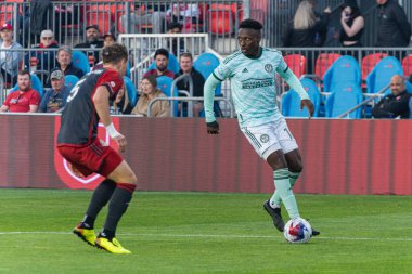 Toronto, ON, Kanada - 15 Nisan 2023: Derrick Etienne Jr. # 18 orta saha oyuncusu Toronto FC (Kanada) ile Atlanta United (ABD) arasında oynanan 2023 MLS Normal Sezonu maçında Atlanta United 'a koşuyor. 