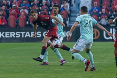 Toronto, ON, Kanada - 15 Nisan: Sigurd Rosted # 17 Toronto FC defans oyuncusu Toronto FC (Kanada) ile Atlanta United (ABD) arasında oynanan 2023 MLS Normal Sezonu maçında topa bakıyor (Score 2: 2)