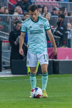 Toronto, ON, Kanada - 15 Nisan 2023: Brooks Lennon # 11 Atlanta United defansı ile Toronto FC (Kanada) ve Atlanta United (ABD) arasında oynanan 2023 MLS Normal Sezonu maçında top ile Toronto, Kanada 'daki BMO Field' da (Score 2: 2)