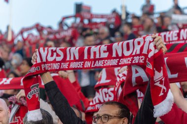 Toronto, ON, Kanada - 15 Nisan: Toronto FC taraftarları Toronto, Kanada 'daki BMO Field' da Toronto FC (Kanada) ve Atlanta United (ABD) arasında oynanan 2023 MLS Normal Sezonu maçında takımı destekliyor (Score 2: 2)