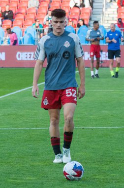 Toronto, ON, Kanada - 15 Nisan - Toronto FC 'nin 52 numaralı orta saha oyuncusu Toronto FC (Kanada) ve Atlanta United (ABD) arasında oynanan 2023 MLS Normal Sezonu maçından önce Toronto, Kanada' daki BMO Field 'da (Score 2: 2)
