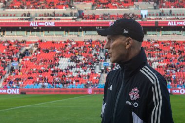 Toronto, ON, Kanada - 15 Nisan: Toronto FC 'nin Teknik Direktör ve Spor Direktörü Bob Bradley, Toronto FC (Kanada) ile Atlanta United (ABD) arasında oynanan 2023 MLS Normal Sezonu maçında Toronto, Kanada' daki BMO Field 'da (Skor 2: 2)