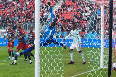 Toronto, ON, Kanada - 15 Nisan 2023: Sean Johnson # 1 Toronto FC kalecisi, Toronto FC (Kanada) ile Atlanta United (ABD) arasındaki 2023 MLS Normal Sezonu maçında Toronto, Kanada 'daki BMO Field' da topa bakıyor (Skoru 2: 2)
