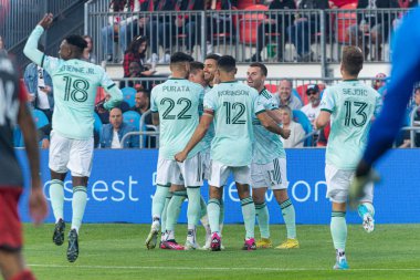 Toronto, ON, Kanada - 15 Nisan 2023: Atlanta United oyuncuları Toronto FC (Kanada) ve Atlanta United (ABD) arasındaki 2023 MLS Normal Sezonu maçında Toronto, Kanada 'daki BMO Field' da atılan golü kutluyorlar (Skor 2: 2)