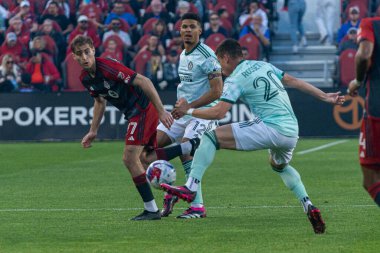 Toronto, ON, Kanada - 15 Nisan: Sigurd Rosted # 17 Toronto FC defans oyuncusu Toronto FC (Kanada) ile Atlanta United (ABD) arasında oynanan 2023 MLS Normal Sezonu maçında topa bakıyor (Score 2: 2)