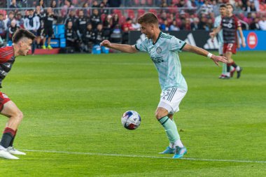 Toronto, ON, Kanada - 15 Nisan - Amar Seydiç # 13 Atlanta United orta saha oyuncusu Toronto FC (Kanada) ve Atlanta United (ABD) arasında oynanan 2023 MLS Normal Sezonu maçında topla birlikte top sürüyor (Score 2: 2)