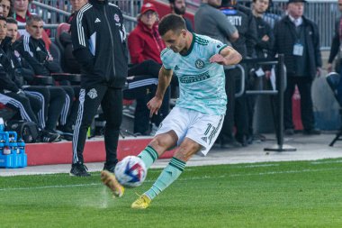 Toronto, ON, Kanada - 15 Nisan 2023: Brooks Lennon # 11 Atlanta United defansı ile Toronto FC (Kanada) ve Atlanta United (ABD) arasında oynanan 2023 MLS Normal Sezonu maçında top ile Toronto, Kanada 'daki BMO Field' da (Score 2: 2)