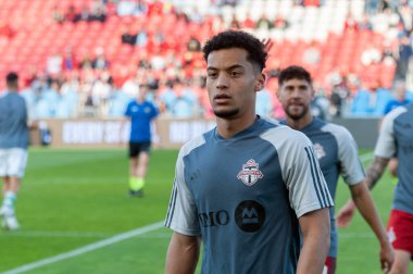 Toronto, ON, Kanada - 15 Nisan: Brandon Servania # 23 orta saha oyuncusu Toronto FC (Kanada) ile Atlanta United (ABD) arasında oynanan 2023 MLS Normal Sezonu maçından önce Toronto FC, Kanada 'da (Score 2: 2)