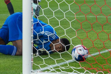 Toronto, ON, Kanada - 15 Nisan 2023: Sean Johnson # 1 Toronto FC kalecisi, Toronto FC (Kanada) ile Atlanta United (ABD) arasındaki 2023 MLS Normal Sezonu maçında Toronto, Kanada 'daki BMO Field' da topa bakıyor (Skoru 2: 2)