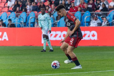 Toronto, ON, Kanada - 15 Nisan 2023: Alonso Coello # 52 Toronto FC orta saha oyuncusu Toronto FC (Kanada) ile Atlanta United (ABD) arasında oynanan 2023 MLS Normal Sezonu maçında topu sürüyor.)