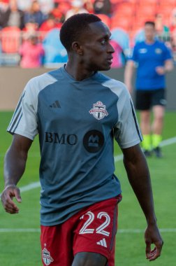 Toronto, ON, Kanada - 15 Nisan - Toronto FC 'nin 22 numaralı oyuncusu Richie Laryea, Toronto FC (Kanada) ve Atlanta United (ABD) arasında oynanan 2023 MLS Normal Sezonu maçından önce Toronto, Kanada' daki BMO Field 'da (Score 2: 2)