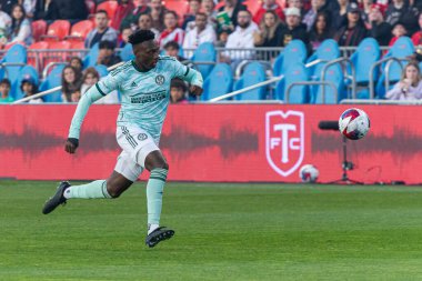 Toronto, ON, Kanada - 15 Nisan 2023: Derrick Etienne Jr. # 18 orta saha oyuncusu Toronto FC (Kanada) ile Atlanta United (ABD) arasında oynanan 2023 MLS Normal Sezonu maçında Atlanta United 'a koşuyor. 