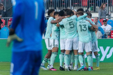 Toronto, ON, Kanada - 15 Nisan 2023: Atlanta United oyuncuları Toronto FC (Kanada) ve Atlanta United (ABD) arasındaki 2023 MLS Normal Sezonu maçında Toronto, Kanada 'daki BMO Field' da atılan golü kutluyorlar (Skor 2: 2)