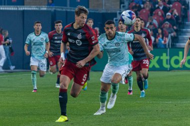 Toronto, ON, Kanada - 15 Nisan: Georgios Giakoumakis # 7 forvet Atlanta United (R) ve Lukas MacNaughton # 5 defans oyuncusu Toronto FC (L) için koşuyor. 