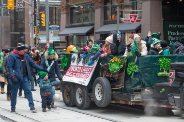 Toronto, ON, Kanada - 19 Mart 2023: Toronto şehir merkezindeki Aziz Patrick Günü Geçit Töreni 17 Mart 'ta Uluslararası Kutlama Günü' nde