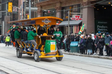 Toronto, ON, Kanada - 19 Mart 2023: Toronto şehir merkezindeki Aziz Patrick Günü Geçit Töreni 17 Mart 'ta Uluslararası Kutlama Günü' nde