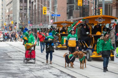 Toronto, ON, Kanada - 19 Mart 2023: Toronto şehir merkezindeki Aziz Patrick Günü Geçit Töreni 17 Mart 'ta Uluslararası Kutlama Günü' nde