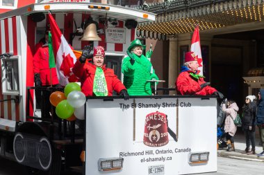 Toronto, ON, Kanada - 19 Mart 2023: Toronto şehir merkezindeki Aziz Patrick Günü Geçit Töreni 17 Mart 'ta Uluslararası Kutlama Günü' nde