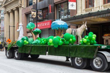Toronto, ON, Kanada - 19 Mart 2023: Toronto şehir merkezindeki Aziz Patrick Günü Geçit Töreni 17 Mart 'ta Uluslararası Kutlama Günü' nde