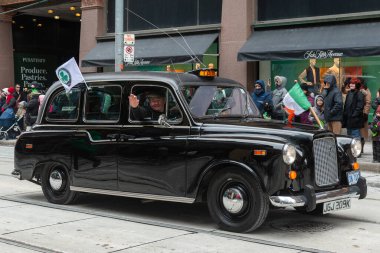 Toronto, ON, Kanada - 19 Mart 2023: Toronto şehir merkezindeki Aziz Patrick Günü Geçit Töreni 17 Mart 'ta Uluslararası Kutlama Günü' nde