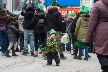 Toronto, ON, Kanada - 19 Mart 2023: Toronto şehir merkezindeki Aziz Patrick Günü Geçit Töreni 17 Mart 'ta Uluslararası Kutlama Günü' nde