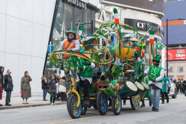 Toronto, ON, Kanada - 19 Mart 2023: Toronto şehir merkezindeki Aziz Patrick Günü Geçit Töreni 17 Mart 'ta Uluslararası Kutlama Günü' nde