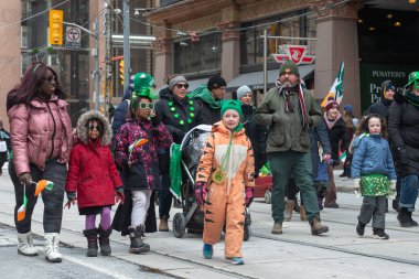 Toronto, ON, Kanada - 19 Mart 2023: Toronto şehir merkezindeki Aziz Patrick Günü Geçit Töreni 17 Mart 'ta Uluslararası Kutlama Günü' nde