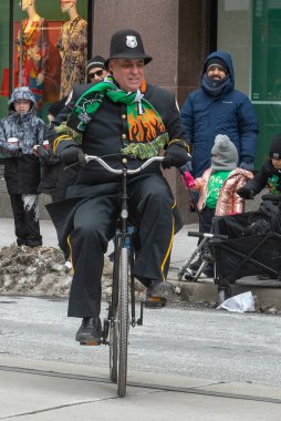 Toronto, ON, Kanada - 19 Mart 2023: Toronto şehir merkezindeki Aziz Patrick Günü Geçit Töreni 17 Mart 'ta Uluslararası Kutlama Günü' nde