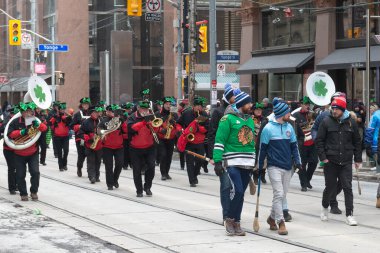 Toronto, ON, Kanada - 19 Mart 2023: Toronto şehir merkezindeki Aziz Patrick Günü Geçit Töreni 17 Mart 'ta Uluslararası Kutlama Günü' nde