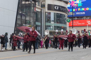Toronto, ON, Kanada - 19 Mart 2023: Toronto şehir merkezindeki Aziz Patrick Günü Geçit Töreni 17 Mart 'ta Uluslararası Kutlama Günü' nde