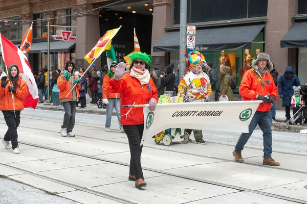 Toronto Canadá Março 2023 Pessoas Participam Desfile Dia São Patrício — Fotografia de Stock