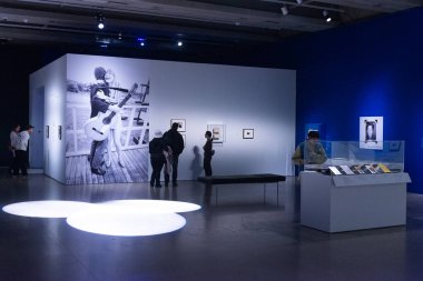 Toronto, ON, Kanada - 10 Mart 2023: Müze sergisinde Leonard Cohen Aile Vakfı 'nın varlıklarını tanıtmak için sunulan sergiler, Herkes bilir ki Leonard Cohen' in yaratıcı yaşamının birçok yönüne ziyaretçiler katılır