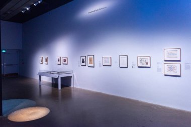 Toronto, ON, Kanada - 10 Mart 2023: Müze sergisinde Leonard Cohen Aile Vakfı 'nın varlıklarını tanıtmak için sunulan sergiler, Herkes bilir ki Leonard Cohen' in yaratıcı yaşamının birçok yönüne ziyaretçiler katılır