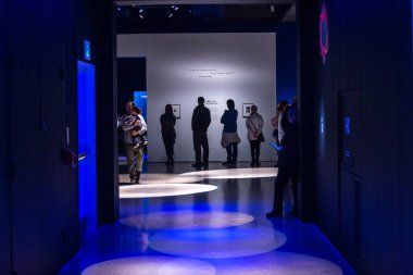 Toronto, ON, Kanada - 10 Mart 2023: Müze sergisinde Leonard Cohen Aile Vakfı 'nın varlıklarını tanıtmak için sunulan sergiler, Herkes bilir ki Leonard Cohen' in yaratıcı yaşamının birçok yönüne ziyaretçiler katılır