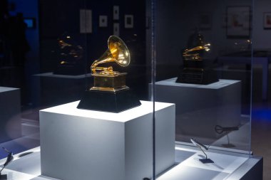 Toronto, ON, Kanada - 10 Mart 2023: Müze sergisinde Leonard Cohen Aile Vakfı 'nın varlıklarını tanıtmak için sunulan sergiler, Herkes bilir ki Leonard Cohen' in yaratıcı yaşamının birçok yönüne ziyaretçiler katılır