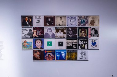 Toronto, ON, Kanada - 10 Mart 2023: Müze sergisinde Leonard Cohen Aile Vakfı 'nın varlıklarını tanıtmak için sunulan sergiler, Herkes bilir ki Leonard Cohen' in yaratıcı yaşamının birçok yönüne ziyaretçiler katılır