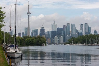 Toronto, ON, Kanada - 21 Ağustos 2022: Toronto şehir merkezinin gündüz vakti Toronto Adaları 'ndan görüntüsü