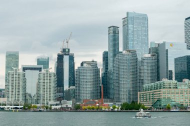 Toronto, ON, Kanada - 21 Ağustos 2022: Toronto şehir merkezi yakınlarındaki Ontario Gölü 'nde bir su taksisine bakın