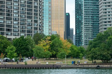 Toronto, ON, Kanada - 21 Ağustos 2022: Toronto şehir merkezinin gündüz vakti Toronto Adaları 'ndan görüntüsü