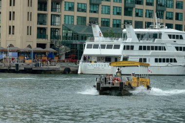 Toronto, ON, Kanada - 21 Ağustos 2022: Toronto şehir merkezi yakınlarındaki Ontario Gölü 'nde bir su taksisine bakın