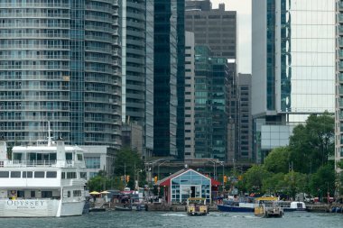 Toronto, ON, Kanada - 21 Ağustos 2022: Toronto şehir merkezi yakınlarındaki Ontario Gölü 'nde bir su taksisine bakın