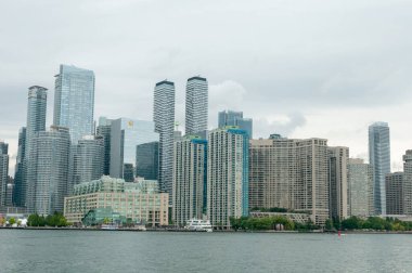 Toronto, ON, Kanada - 21 Ağustos 2022: Toronto şehir merkezinin gündüz vakti Toronto Adaları 'ndan görüntüsü