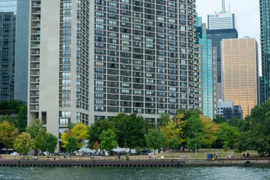 Toronto, ON, Kanada - 21 Ağustos 2022: Toronto şehir merkezinin gündüz vakti Toronto Adaları 'ndan görüntüsü