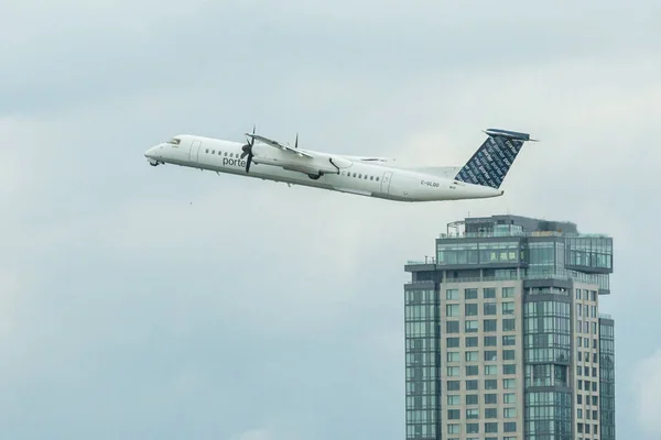 Toronto, ON, Kanada - 21 Ağustos 2022: Porter Havayolları uçağı Billy Bishop Toronto City Havalimanı 'ndan kalkıyor
