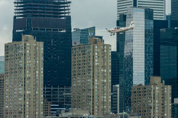 Toronto, ON, Kanada - 21 Ağustos 2022: CN Kulesi ve Toronto Skyline 'ın arka planında yer alan Grob G 115 uçağı, Billy Bishop Toronto Şehir Havaalanı' na inmek için yaklaşıyor.
