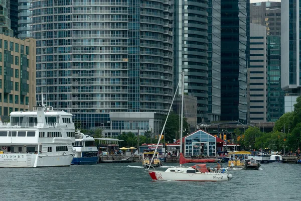 Toronto, ON, Kanada - 21 Ağustos 2022: Toronto yakınlarındaki Ontario Gölü 'ndeki Yat teknesinde