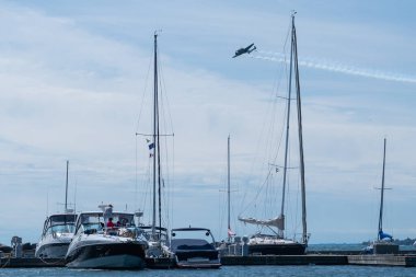 Toronto, ON, Kanada 2 Eylül 2017: Kanada Kraliçesi Beech 3nm Expeditor Toronto 'da düzenlenen 2021 Kanada Uluslararası Hava Gösterisi sırasında konser vermiştir..